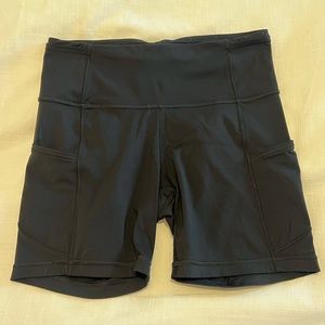 Lululemon black biker shorts sz 6